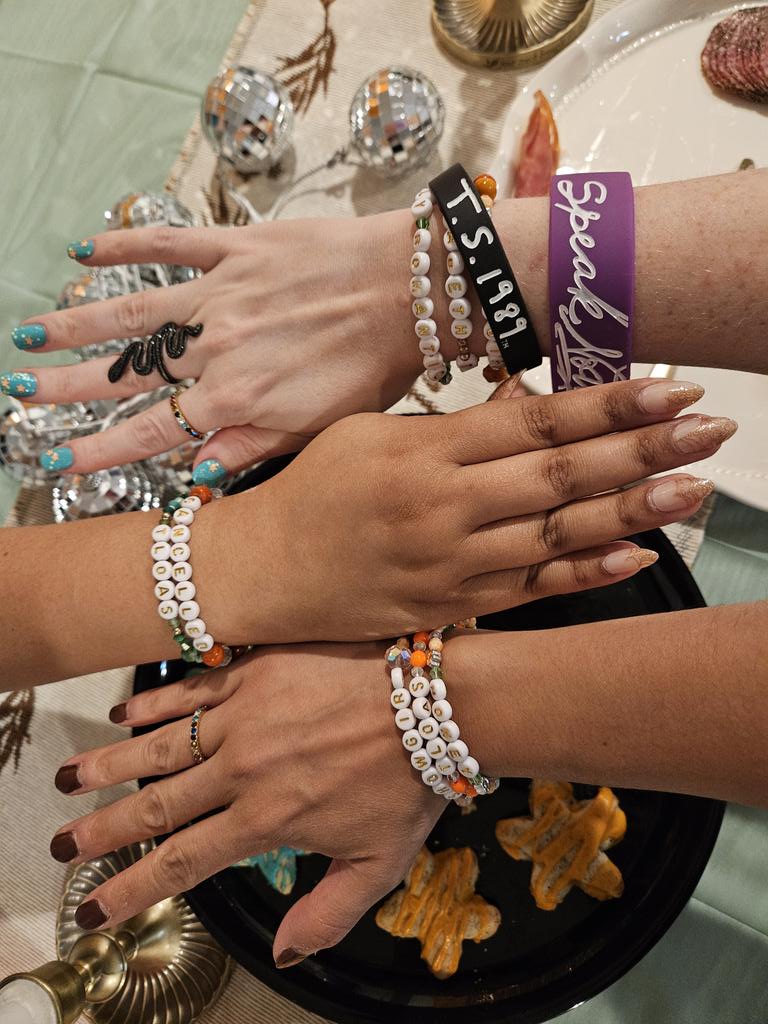 CathyRebullida's tweet photo. @taylornation13 Made the friendship bracelets. #TSTheLifeofaShowgirl https://t.co/q8IRiaCX4Y