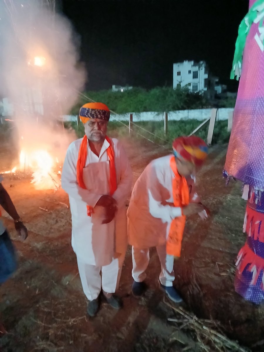 विजयदशमी के अवसर पर मेरे गांव में अपनों के साथ कार्यक्रम में उपस्थित रहा ।
BJP Rajasthan Bhajanlal Sharma Madan Rathore #निमाज 
#pali #jaitaran #jaipur #jodhpur #RSS100Years #beaware #जोधपुर #Nimaz