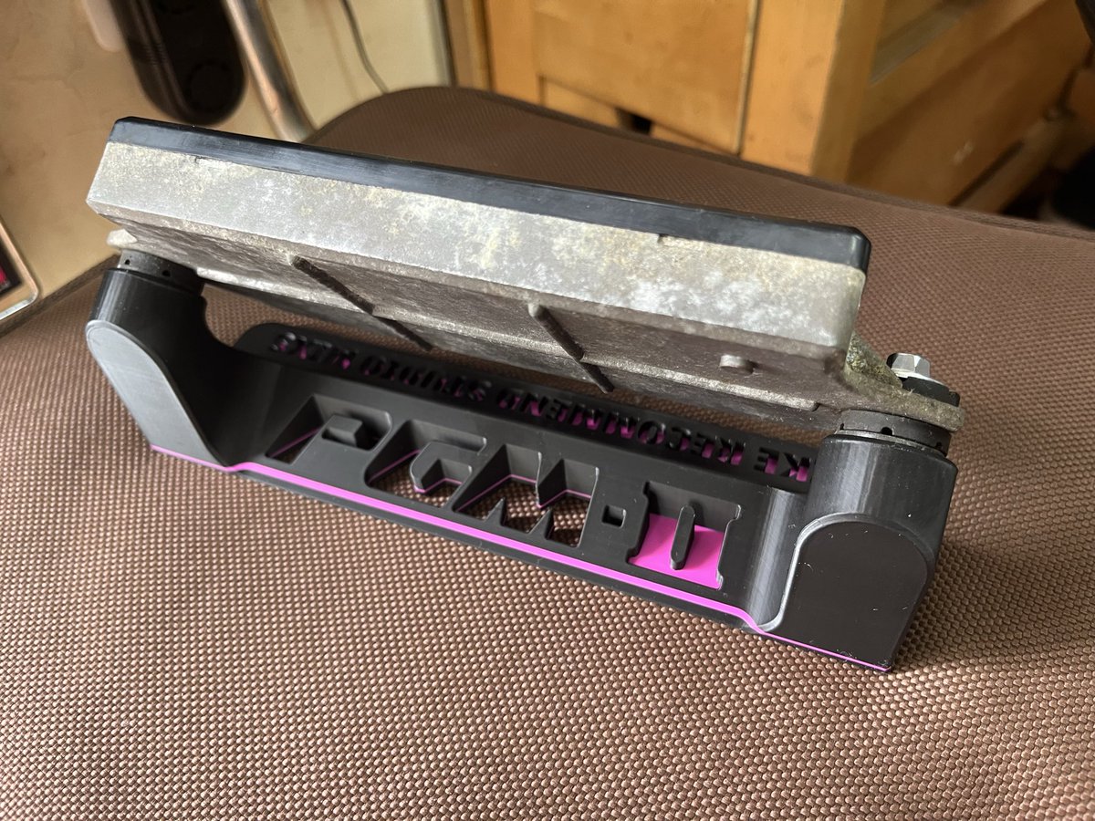 STUDIO_MIXS's tweet photo. また売れない商品を懲りずに新規作成しました。
#NSR250 #PGM2 スタンド
お部屋のインテリアに!
以前作った #PGM3 スタンドの画像も載せます
微妙に穴ピッチ違うし止め方も違うので別物新設計となります!
※ロゴも勿論違います。 https://t.co/XKp2bleDwT