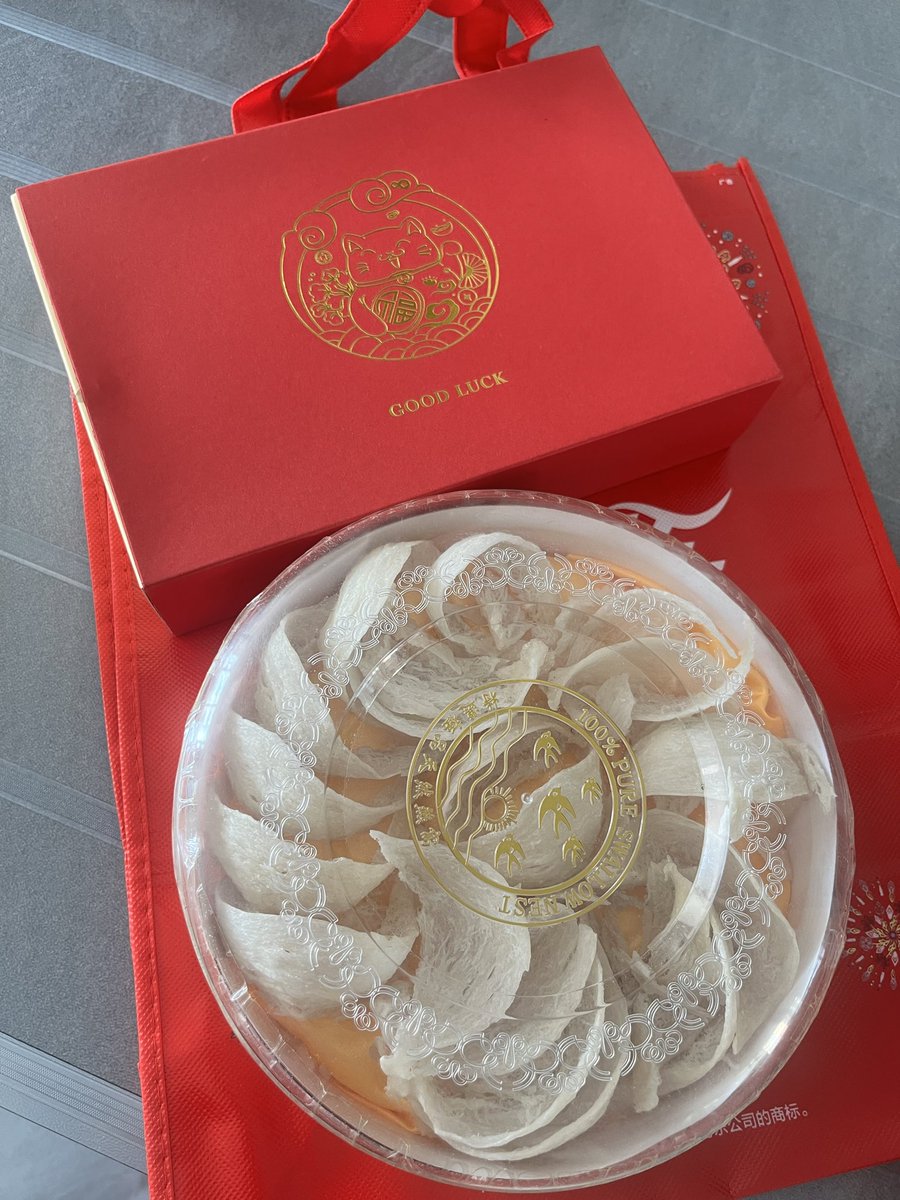 CHNtaorener's tweet photo. 又一年中秋，又收到了姐的手工點心，我之前問過燕窩，姐還幫我帶了水港藥店的燕窩，對比發現我618買的同仁堂燕窩像是漂白了⋯⋯後面兩張是去年中秋，感謝師父，感謝姐。 https://t.co/ZNWHv7YcVE