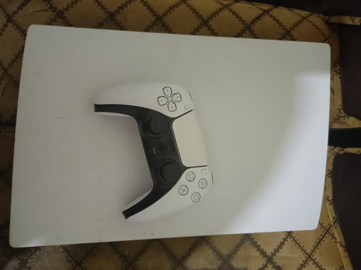 Josh001J's tweet photo. Kuna bois wa mine anauza his ps 5 TV  pads yaani ikiwa complete. Unaeza post on your timeline tutafute client? https://t.co/IcDAWDDDwC