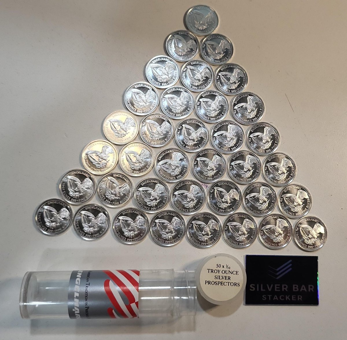 SilverBarStackr's tweet photo. Lot of 36x 1985 1/10oz Engelhard American Prospector Silver Rounds with Original Tube (1 lot available)

Buy Now or Make Offer @whatnot:
https://t.co/yWB65cqnMo

#Vintage #Silver #Bar #Engelhard #Prospector #Fractional #Stacker #Gold #PreciousMetals #Platinum #Palladium #Bullion https://t.co/BOio4c8RIB