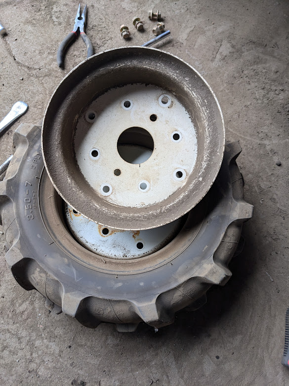 耕運機のパンク修理。7インチは流石にタイヤレバーもかからんと苦戦していたのだが・・・まさかリムホイールが分割できるとはw
ずるーい、かんたーん！バイクもこれにしてくれwww