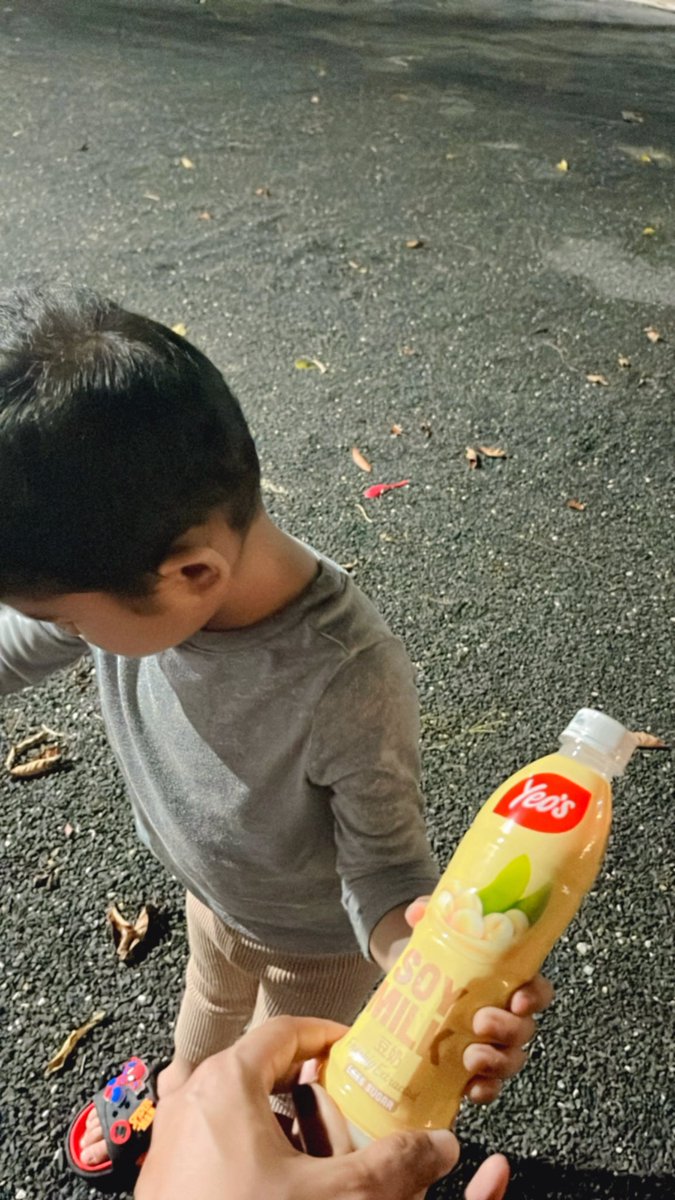 ayatgula's tweet photo. Pi mana mana kena bawa air, sbb kadang si kecik ni minta 😂 pantang nampak kita minum 😭🤌🏻 susu soya brown sugar ni mmg sedap lain macam oo #yeosmy https://t.co/5aYZQ6r22P