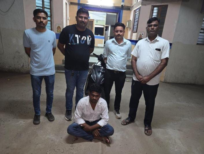 SPMehsana's tweet image. અમદાવાદ સોલા પોલીસ સ્ટેશનના એકટીવા ચોરી ગુનાના આરોપીને ચોરી કરેલ એકટીવા સાથે પકડી પાડતી કડી પોલીસ..
#MehsanaPolice
#KasiPS
#Detection

@dgpgujarat 
@GujaratPolice