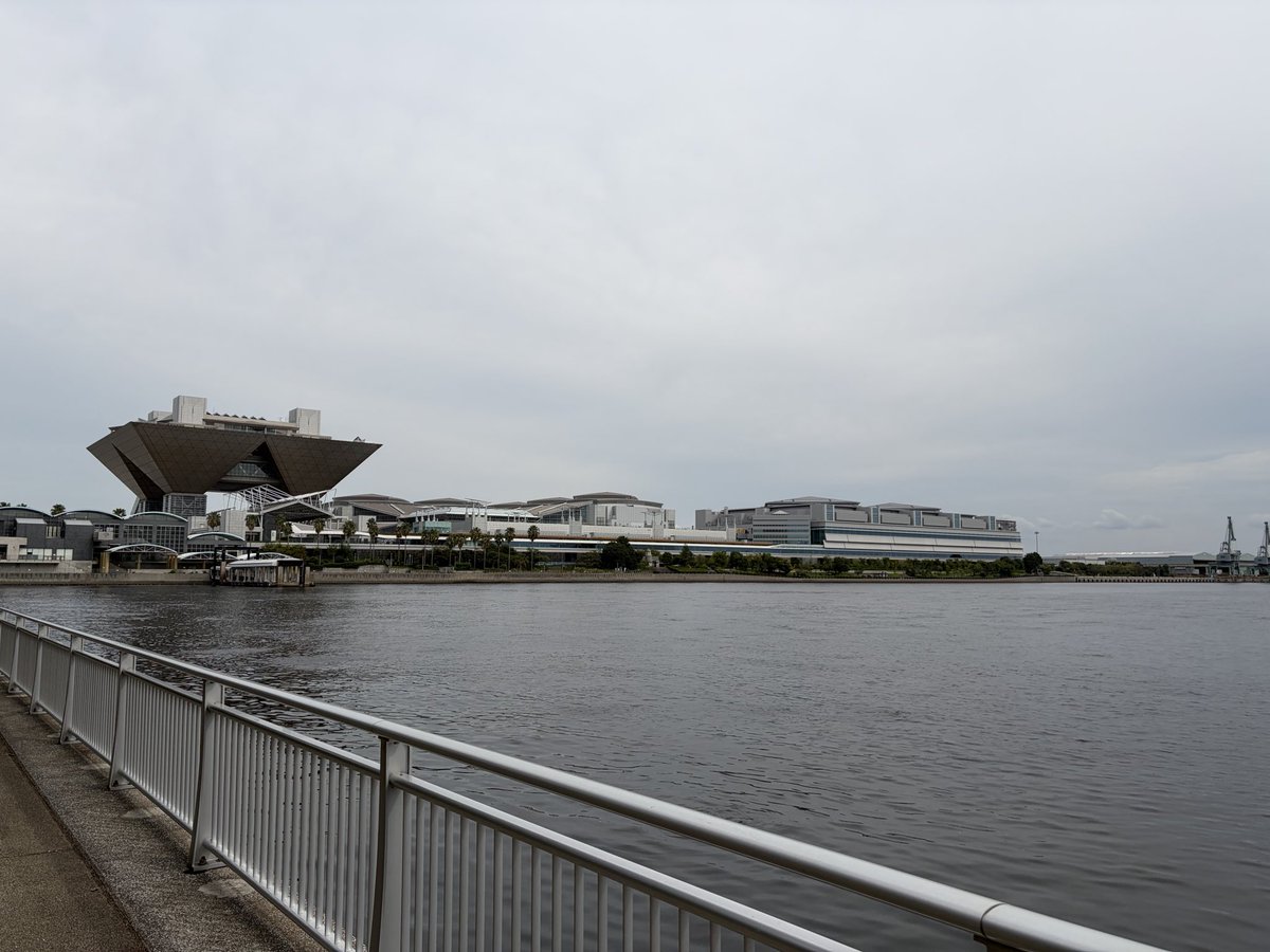 EarthyLifeTV's tweet image. 東京湾。波はありません。
KONAMIはあります。
面白い建物多いです。