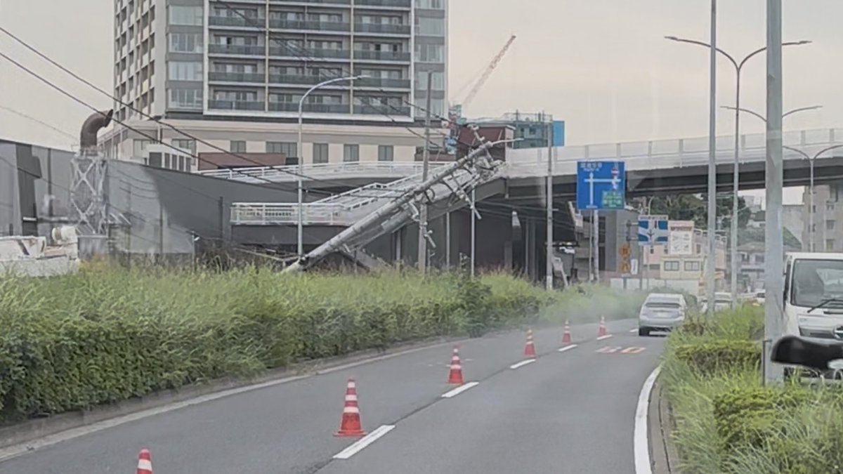 sagami_so's tweet photo. 羽沢横浜国大駅付近での事故で電柱が倒れているため
神奈中バス121系統の保土ヶ谷駅方面は羽沢団地方面には行かず、環2を直進して迂回
菅田町入口→羽沢南バス停までは通過 https://t.co/HYEWrAAGVh