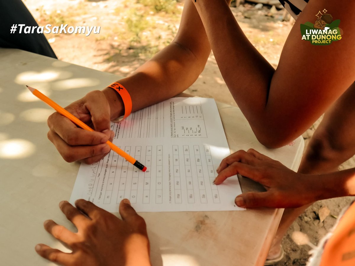 liwanagatdunong's tweet photo. This Sunday, Team #Liwanag built on their math lessons while a new reading class opened for our younger learners. ๐ Under a mango tree, without chairs, their eagerness shone. Thanks to our partners, we now have chairs for Team #Dunongโnext, for Team Liwanag! โจ https://t.co/kxvvV3U1ml