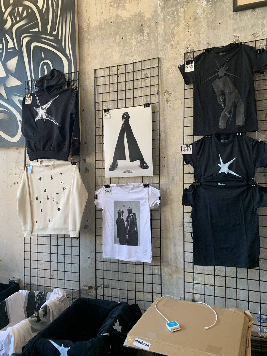 Notishr's tweet photo. MadeonのRed rocks teeは12時からの開店で14時に到着した時にはもう売り切れてた。この辺は後でオンラインでも普通に売りそう #madeon #victory #redrocks https://t.co/98kXH6JDA8