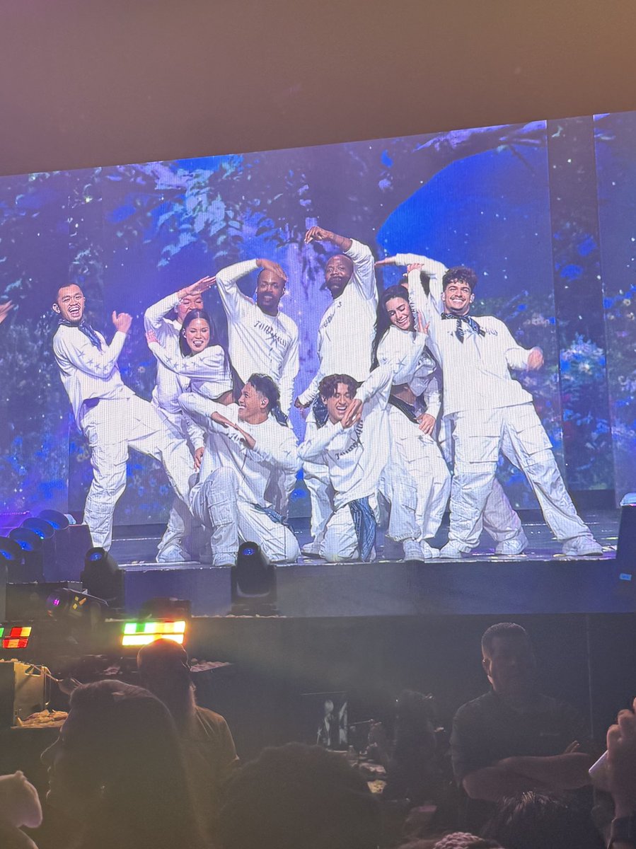 clubkangtaehyun's tweet photo. WE LOVE YOU TXT DANCE TEAM!! https://t.co/bAHrzggV8o