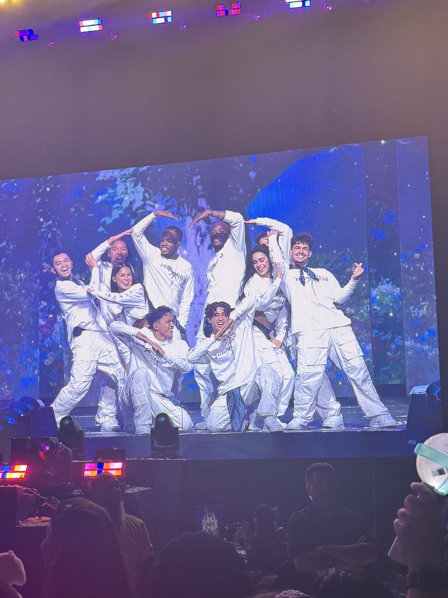 clubkangtaehyun's tweet photo. WE LOVE YOU TXT DANCE TEAM!! https://t.co/bAHrzggV8o