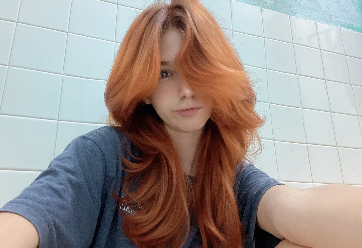 me pinte el pelito yo misma por primera vez y encima sin luz :v