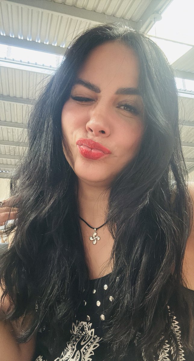 Me he vestido con la poesía imperfecta de un amor pretérito, llevo puestos los acentos, las rimas y diptongos, cada verso subversivo que se enreda en mi cabello creciente, azabache, sedicioso… se habla mejor de lo que se conoce, se vive, se siente… necesito sentir siempre!