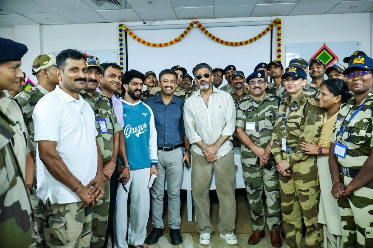 Actor Suniel Shetty interacted with CISF personnel at Mangaluru Airport

A motivational interaction session was organized for CISF personnel at #CISF Unit ASG #Mangaluru on the occasion of Gandhi Jayanti, graced by renowned #Bollywood actor Shri <a href="/SunielVShetty/">Suniel Shetty</a>.

Addressing the