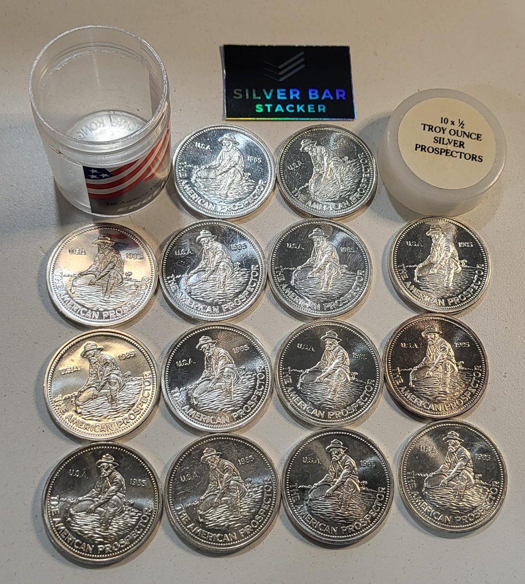 SilverBarStackr's tweet photo. Lot of 14x 1985 1/2oz Engelhard American Prospector Silver Rounds with Original Tube (1 lot available)

Buy Now or Make Offer on @whatnot:
https://t.co/8NjR5HyWNt

#Vintage #Silver #Bar #Engelhard #Prospector #Fractional #Gold #PreciousMetals #Platinum #Palladium #Rare #Bullion https://t.co/WY0AHlDChN