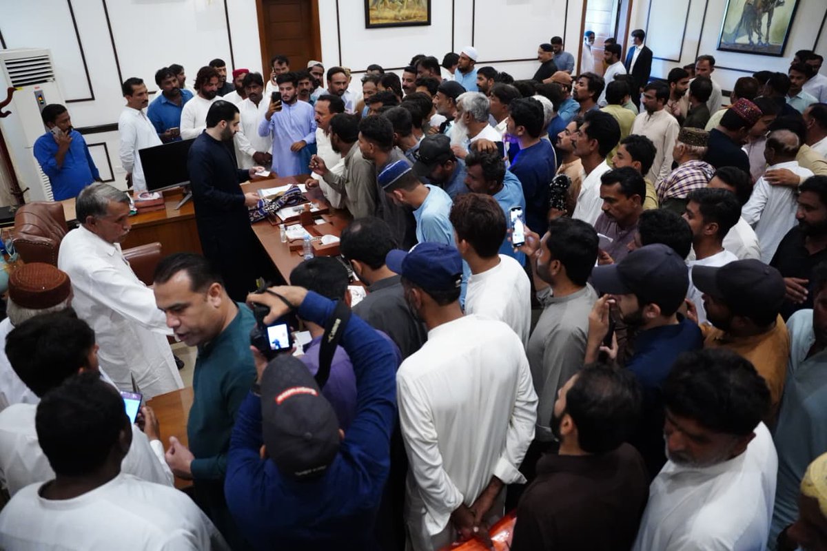 AhsanKaleri's tweet photo. Young leader @rawalsharjeel stands with his people! At #RawalHouseRahooki he met locals, listened to their issues & directed authorities for immediate action. #PPP #AwamiLeader
@sharjeelinam https://t.co/jzTy6gg9BP