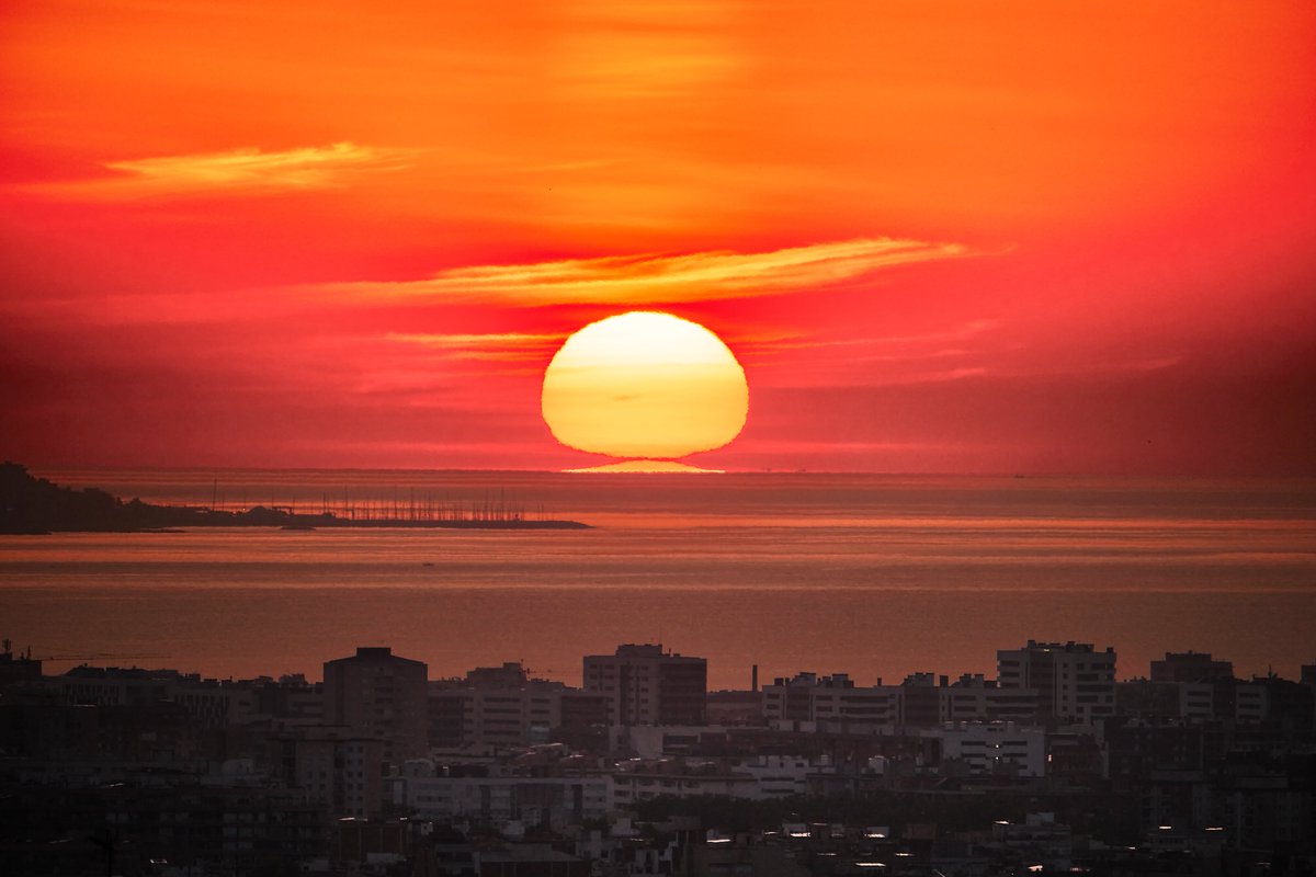 joanlopezphoto's tweet photo. Omega Dawn Awakens the City (II)
📸 Fujifilm X-T5
📷 Fujinon XF 100-400mm F4.5/5.6 R LM OIS WR
📍 Jardins del Doctor Pla i Armengol, el Guinardó, Horta-Guinardó, #Barcelona
#sun #sunrise #landscape #seascape #cityscape #photography #OmegaSunrise #OmegaSun #SunrisePhotography https://t.co/sUqxMAWUOy