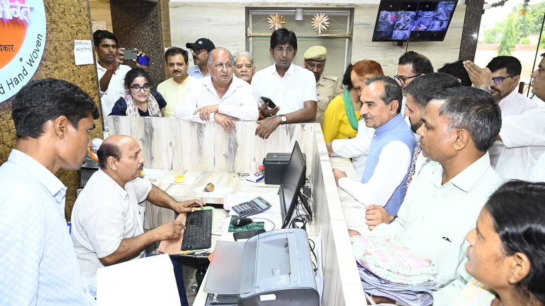 madanrrathore's tweet image. #GandhiJayanti पर खादी ग्रामोद्योग भवन, जयपुर से खादी वस्त्रों की खरीदारी की। माननीय प्रधानमंत्री श्री नरेंद्र मोदी जी के आह्वान #VocalForLocal को आगे बढ़ाते हुए मेरा सभी से आग्रह है कि त्योहारों और विशेष अवसरों पर खादी एवं स्वदेशी उत्पादों को अपनाएं और उपहार स्वरूप दें। 
 #Khadi