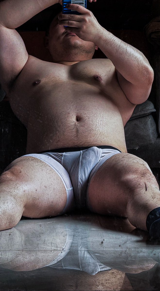 现在 立刻 马上需要一条骚狗跪在老子面前摇着屁股求爸爸无套内射他的狗穴，给他配种