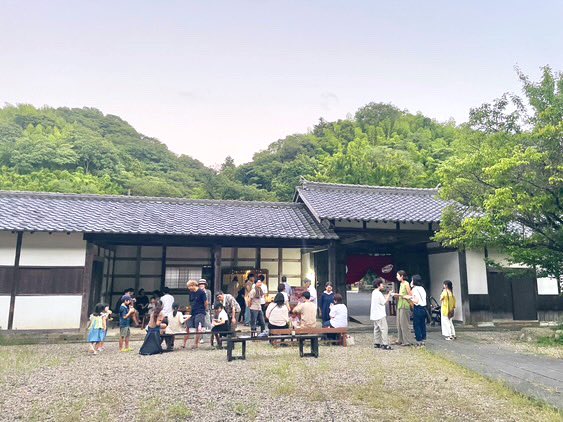 10/5は石見銀山資料館へ
汽水空港<a href="/kisuikuko/">汽水空港</a> 10周年フェスの仲間たちと、島根の魅力的な出店者が集まります✈️

全国から本屋4店舗、ラッパー泰尊Live、絵本の読み聞かせ演奏会、ダルバートや手捏ねパンなど飲食もさまざま…
　
原始火起こしワークショップも🔥

資料館も無料開放でお待ちしてます。