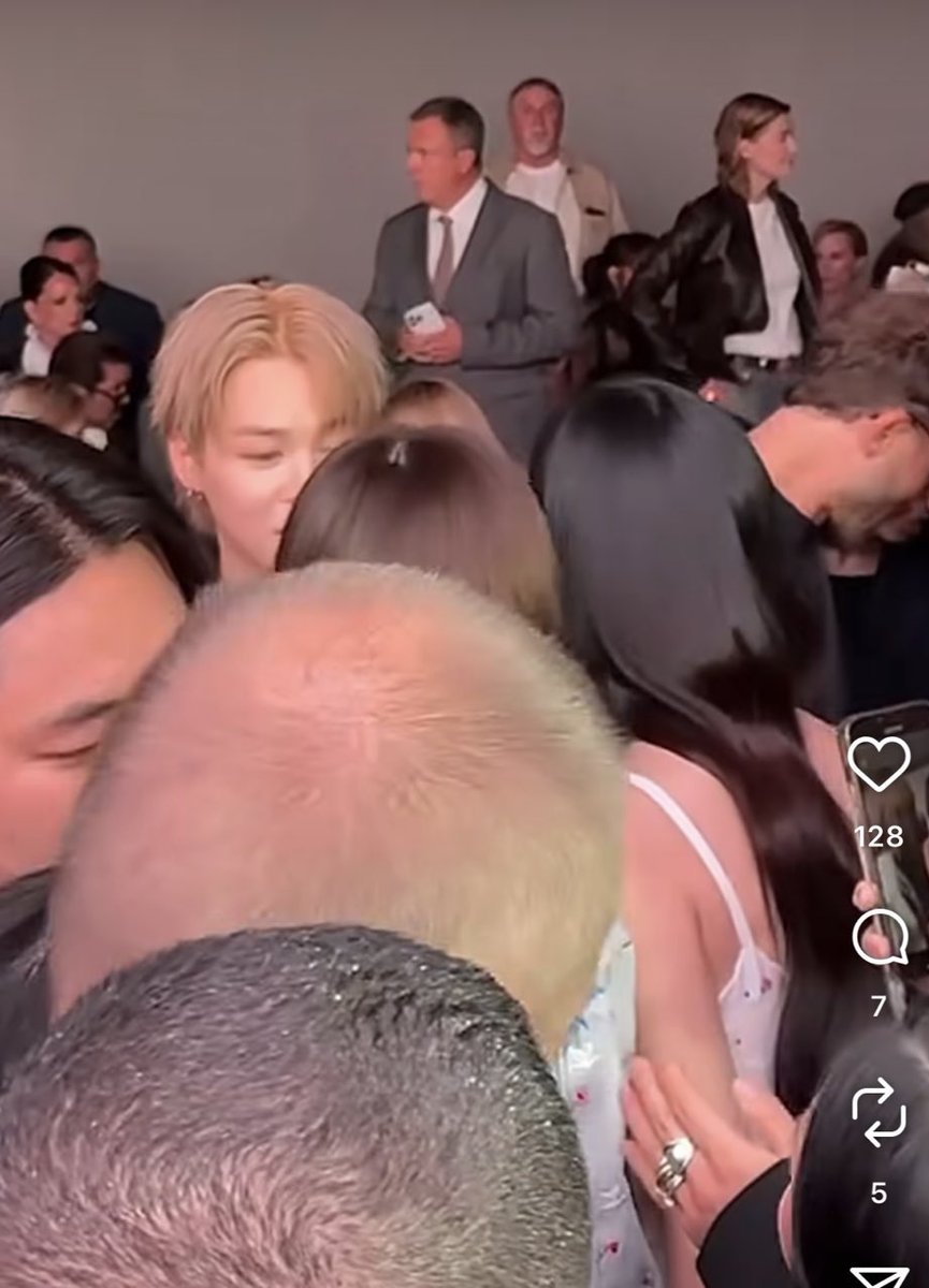 아니 밤송이랑 키위들 사이에 예쁘게 빚어놓은 복숭아가 잇더☺️