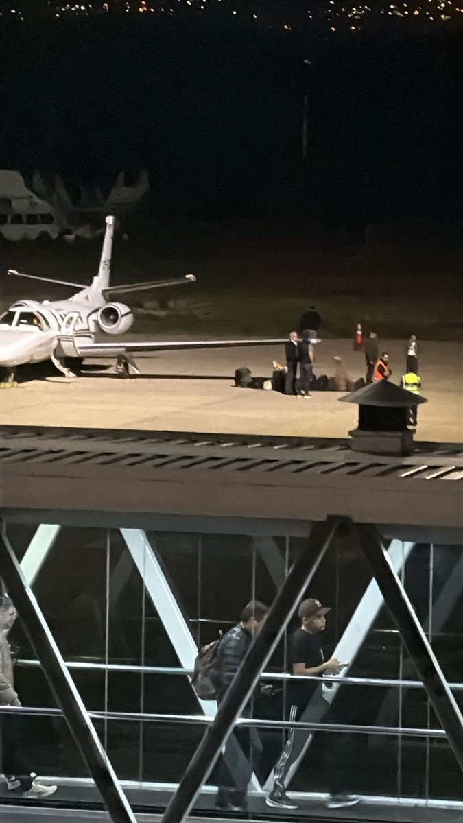 reddtvoficial's tweet photo. Rodrigo Paz ya no vuela en vuelos comerciales, recorre el país en avión privado

La noche de este jueves el candidato a la presidencia del #PDC, @Rodrigo_PazP , voló desde #Cochabamba a #SantaCruz en un vuelo #privado, más temprano el candidato llegó en el mismo avión de #Yacuiba - #Tarija a la ciudad de Cochabamba. Paz y el apoyo que recibe para esta 2da. vuelta electoral le permite recorrer el país en #vuelos privados, ya no necesita de vuelos comerciales como en la 1ra. vuelta.
