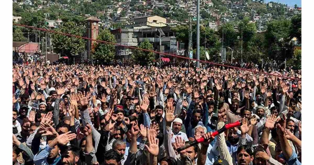 آزاد کشمیر میں پہلے فوج نے قتل و غارت کی۔ پھر میڈیا پر کشمیریوں کے خلاف جھوٹی خبریں چلوائیں کہ مظاہرین نے خود بندے مارے ہیں۔

پھر صحافیوں سے کشمیریوں کو بھارتی اشاروں پر ناچنے والے بتایا۔

کشمیریوں کو سازشی اور غدار کہا گیا۔

کشمیریوں کی جائز ڈیمانڈز کا تمسخر اڑایا۔