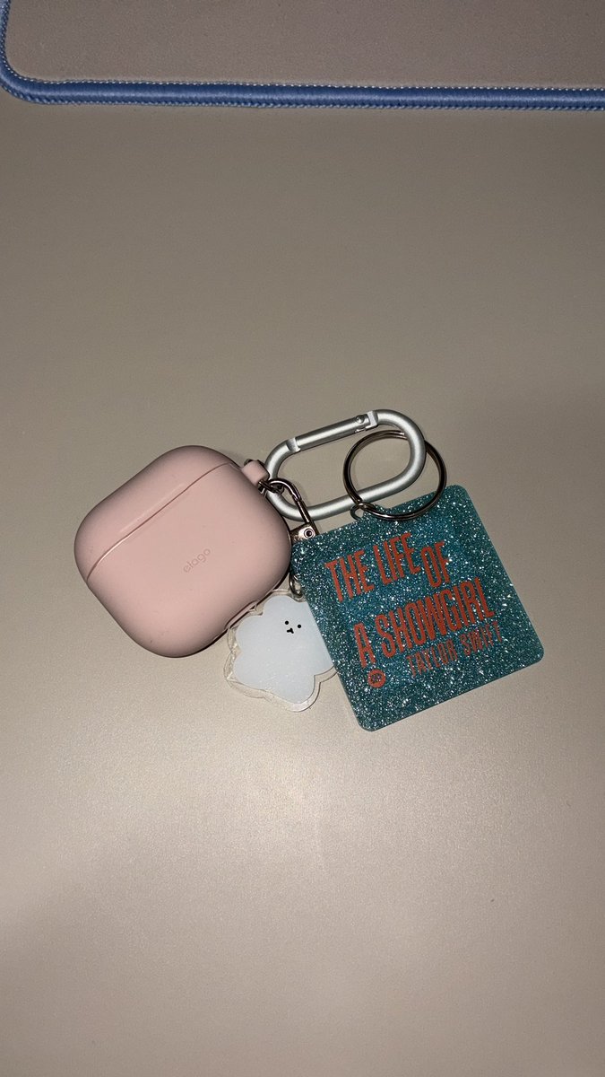 ikaakah's tweet photo. My #TSTheOfficialReleasePartyOfAShowgirl includes me and my airpods, plus the new keychain that I got from the popup today ❤️‍🔥 https://t.co/v3Cl7E4voO