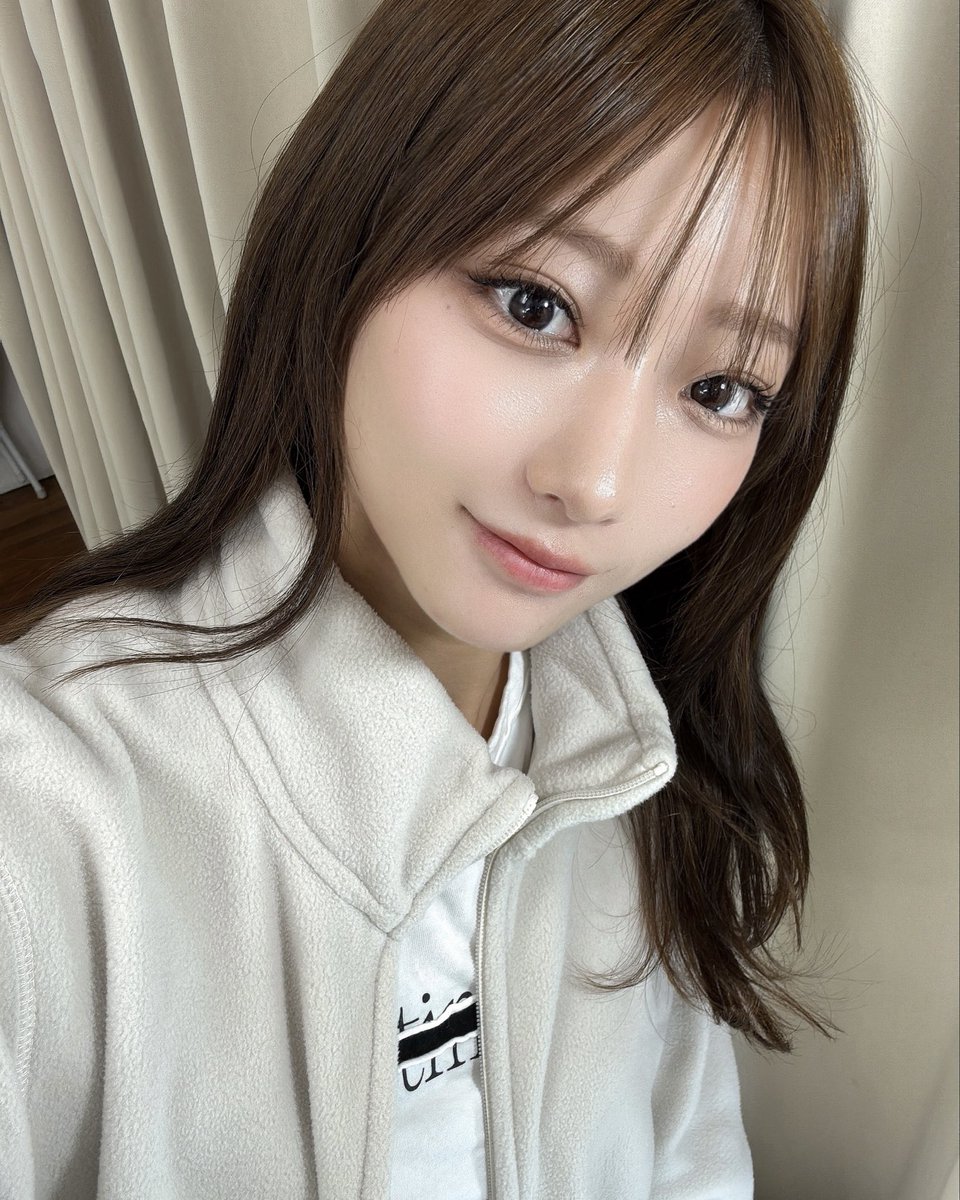 n_saki_official's tweet photo. 今日はモデルのお仕事📸 https://t.co/EchJYoeqBw