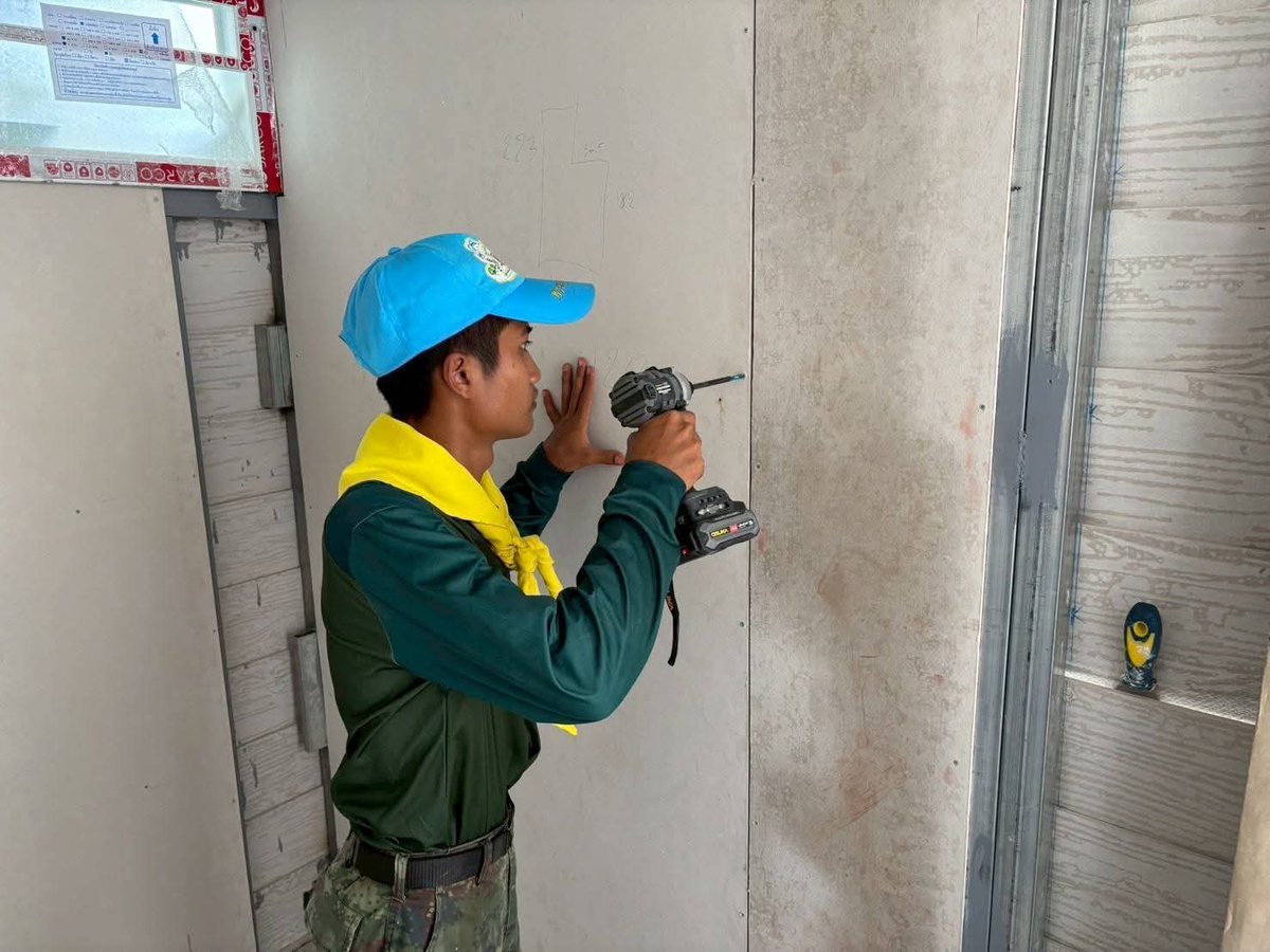 1_DevDiv's tweet image. เมื่อ 2 ต.ค. 68 
(พัน.พัฒนา 1) จัดกำลังพลชุดช่างจิตอาสา เข้าดำเนินการปรับปรุงซ่อมแซมที่อยู่อาศัยตามโครงการปรับปรุงซ่อมแซมที่อยู่อาศัยให้กับผู้ยากไร้และด้อยโอกาสในพื้นที่ กทม. และ 25 จังหวัดภาคกลาง ให้กับ พลทหาร กรรชัย  จันทร์ทอง ณ บ้านเลขที่ 30/7 หมู่ 4 ต.ชัยมงคล อ.เมือง จว.ส.ค.