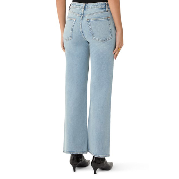 mahmoudsylym's tweet image. 👖 Classic cut. Modern cool. Frame’s Pixie Arrow jeans — straight, sleek, and made for movement.
✨ Denim that works as hard as you do.
👉 taswiquh.online/8enu

#FrameJeans #DenimStyle #EverydayDenim