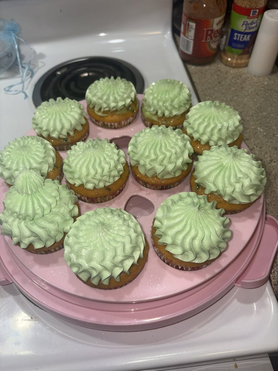 AlauraKennison's tweet photo. I made showgirl cupcakes :)) #TaylorSwift #thelifeofashowgirl https://t.co/F5vb4CMFL0