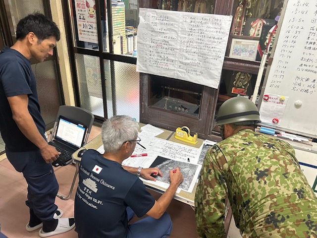 jgsdf_15b_pr's tweet photo. 第１５旅団は、令和７年度国頭村における林野火災に伴う災害派遣において、延べ人員364名、延べ車両数×37両、延べ航空機×4機で現地での消火に係る情報収集・準備を実施し２日未明の鎮火確認まで対応を実施しました。#沖縄県 #自衛隊 #災害 #防衛省 #那覇駐屯地 #第１５旅団 https://t.co/pbqbVyFe4l