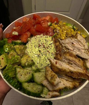 Agenna521's tweet photo. Simple but nutritious 🥑🍗🌽
A colorful bowl of grilled chicken salad – delicious and healthy #HealthyFood #CleanEating https://t.co/dIp61ZeXRm