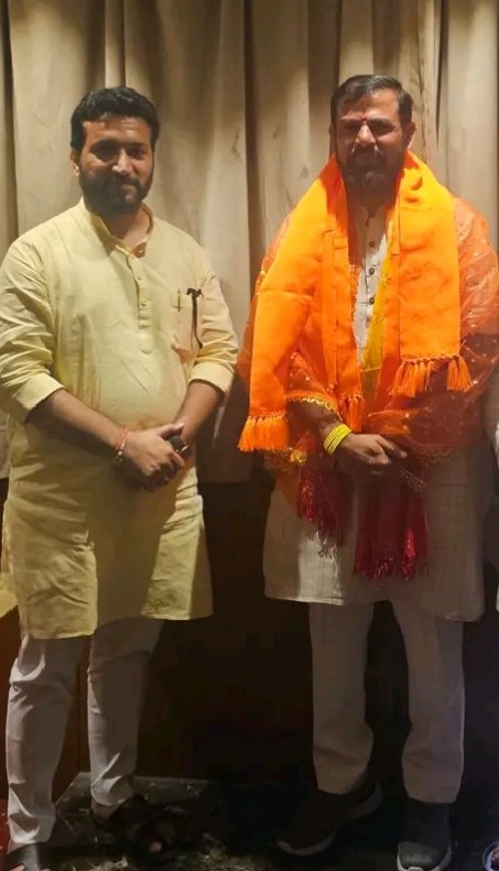 PancholiPravesh's tweet photo. दो हिन्दू शेर 🦁 एक साथ 🚩
इंदौर आगमन पर टी राजा सिंह का स्वागत 💐 
#T.Rajasingh 
#aklavyasinghgaur https://t.co/h0y1eJxtxR