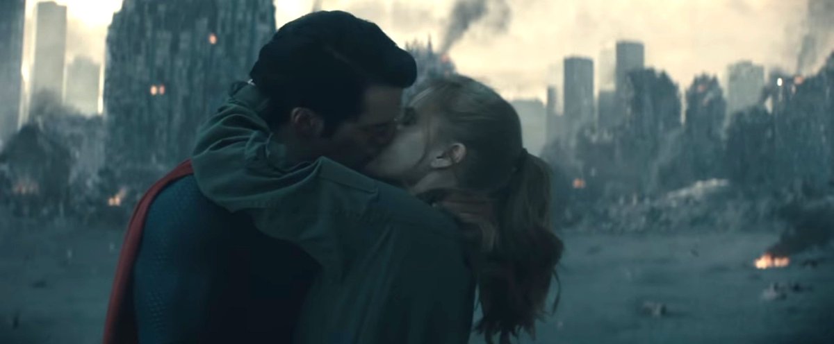 CesarSpielbergo's tweet image. Por un lado esa destrucción la causo la gente de Zod.
Por el otro, el lenguaje visual de: "Nos salvó - Corte a ciudad hecha polvo" es comedia pura.
Eso sí, debo aceptar que este plano me parece más chistoso. 😂 Muy romántico.