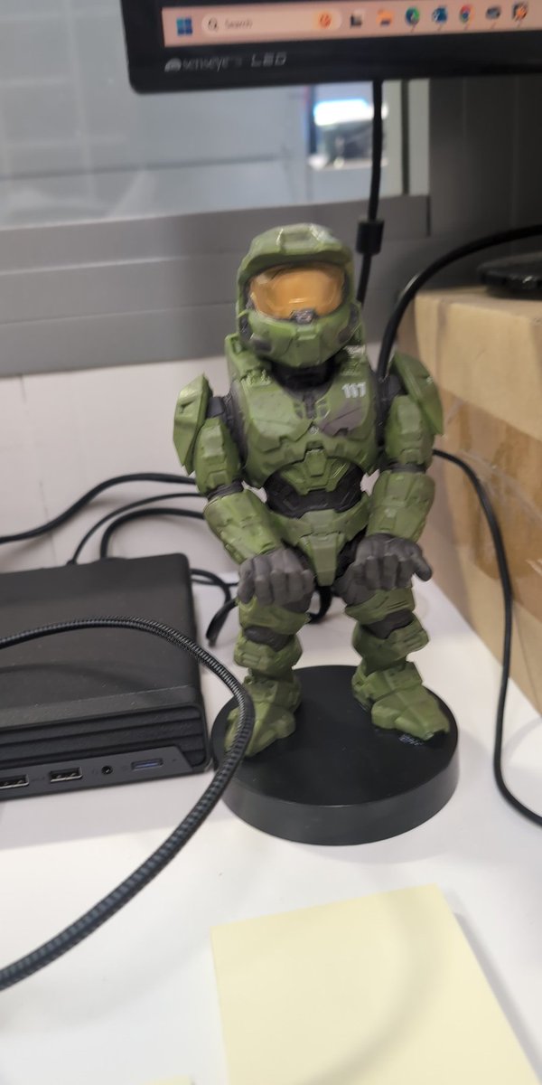 Drew_flux's tweet photo. @steinekin @Halo My desk mate approves https://t.co/5odPxC675W