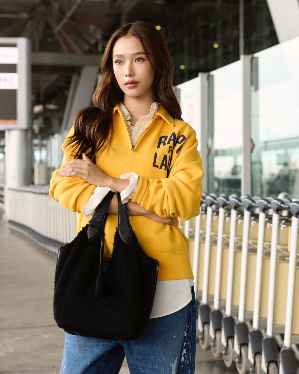 ออกเดินทาง! ส่องแอร์พอร์ตลุคของสาว #ฟิล์มรชานันท์ เตรียมเดินทางสู่ปารีส เพื่อร่วมชม Polo Ralph Lauren Spring/Summer 2025 Womenswear Presentation ที่จะจัดขึ้นในวันที่ 4 ตุลาคมนี้ ณ กรุงปารีส เวลา 22.00 น. ตามเวลาประเทศไทย 💚

NAMTANFILM IN PARIS
#NamtanFilmPoloRalphLauren