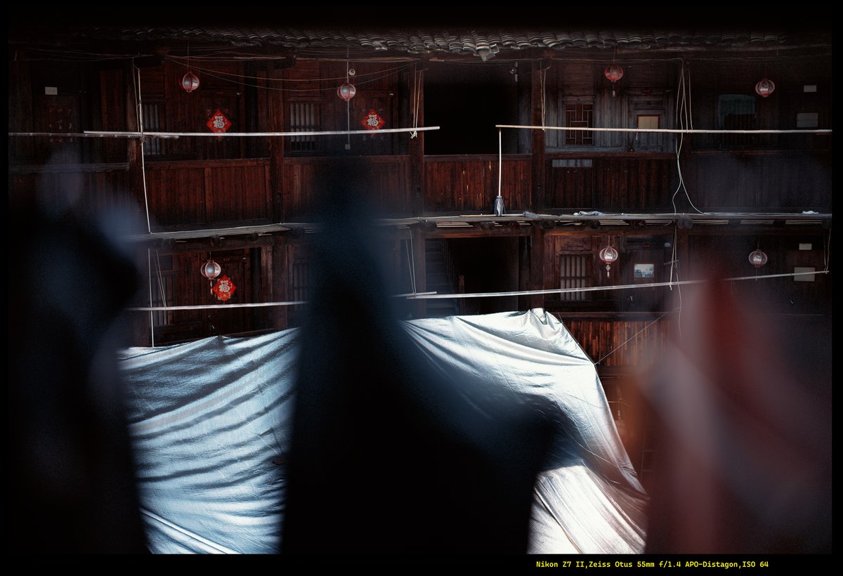 Inside the tulou, light moves slowly—silver cloth breathing, red lanterns keeping time, timber holding a century of whispers. A home before it was a postcard.
Shot on Nikon Z7II + Zeiss Otus 55/1.4.
#fujiantulou #travelphotographer #zeissotus #architectural #photolife