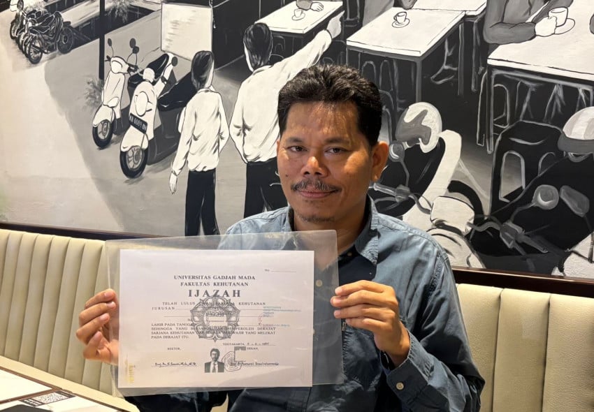 PaltiHutabarat's tweet image. Ijazah Jokowi akhirnya didapat dari KPU salinannya dan ternyata sama dengan yang diupload Dian Sandi..

Padahal Pak Jokowi dah berusaha keras untuk menjaga kesakralan Ijazahnya 🥲😭