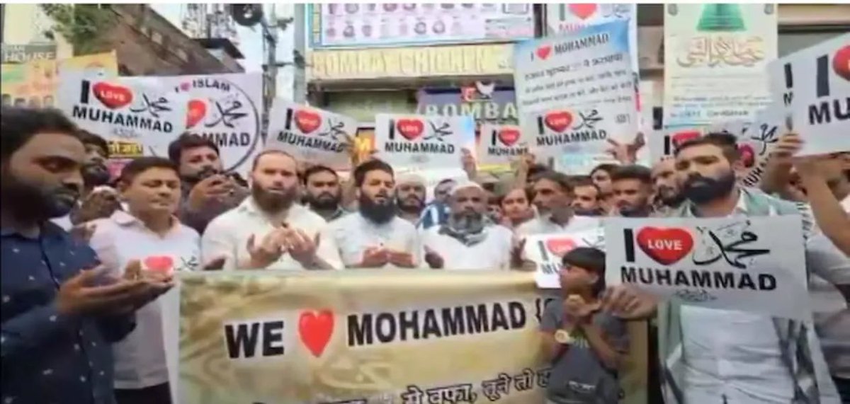 AwazTheVoiceHin's tweet image. क्या पैगंबर मुहम्मद पर किसी एक का अधिकार हो सकता है?

hindi.awazthevoice.in/opinion-news/t…

#IloveMuhammad #FreedomOfExpression #ReligiousRespect #RespectAllFaiths #Awazthevoice