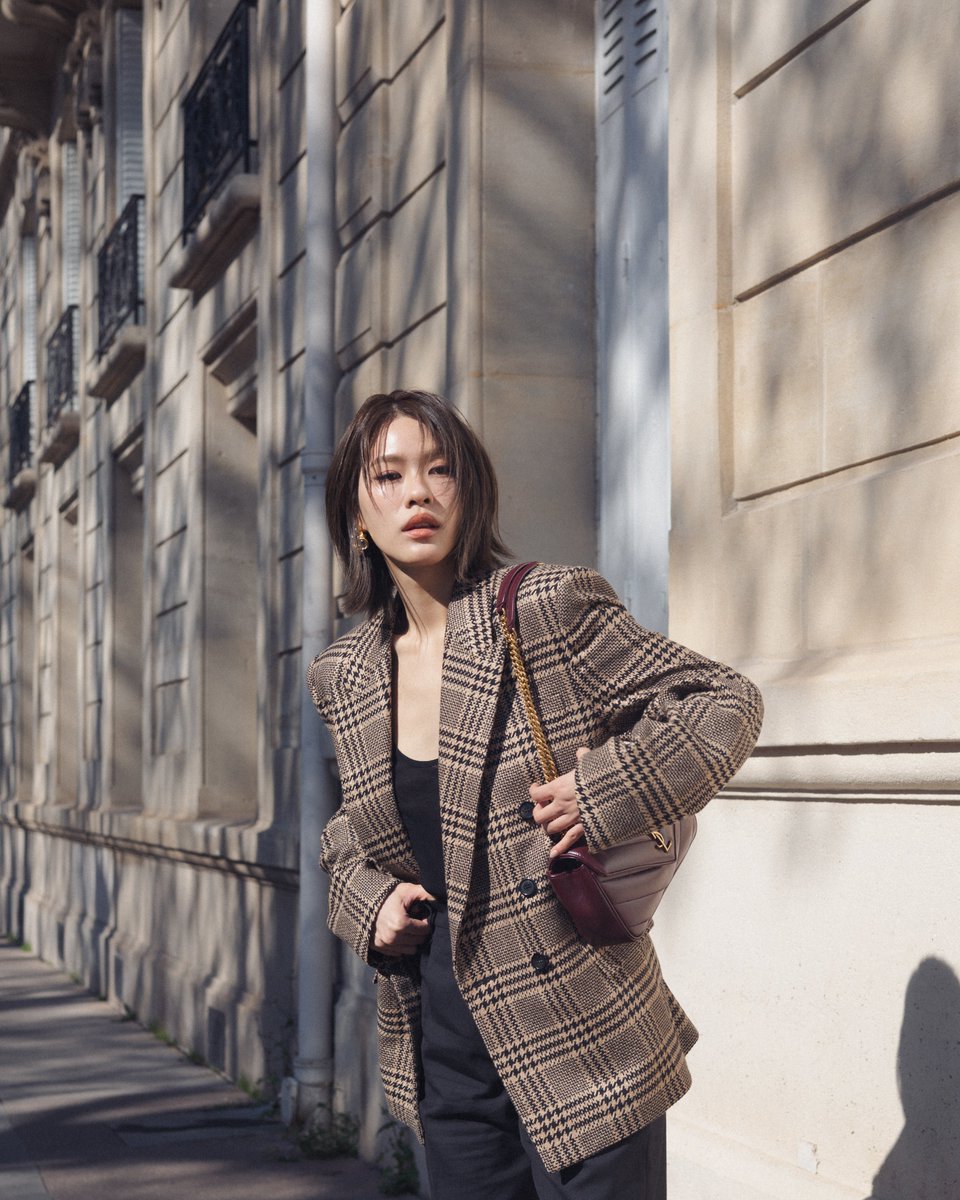 iconsiam's tweet photo. หลังจบแฟชั่นโชว์ Saint Laurent Women’s Summer 2026 เอมี่ ทสร กลิ่นเนียม ยังคงสร้างความโดดเด่นบนถนนใจกลางกรุงปารีสด้วย ลุค Street Style ที่ชิคและเป็นธรรมชาติในวันสบาย ๆ   

เอมี่ ทสรมาในเสื้อแจ็กเก็ตสูทผ้าไหมและแคชเมียร์ลาย Prince of Wales แมตช์กับกางเกงทักซีโดผ้าวูลทอละเอียดเติมความหรูด้วยต่างหูโลหะประดับเรซินรุ่น Bubble Cabochon และรองเท้าเปิดส้นหนังเรียบรุ่น Babylone พร้อมกระเป๋ารุ่น Loulou ขนาดเล็กโดดเด่นด้วยเทคนิคการเย็บบุนูนบนหนังแกะที่ถ่ายทอดความเท่และมีสไตล์ร่วมสมัยอย่างลงตัว

บรรยากาศในเมืองเต็มไปด้วยความสดชื่น เดินถ่ายรูปตามมุมสตรีทของปารีส เติมชีวิตชีวาให้ลุค Street Style ของพวกเขาโดดเด่นในสไตล์ Saint Laurent

ค้นพบคอลเลกชันดังกล่าวได้ที่ Saint Laurent ICONLUXE ชั้น M ICONSIAM

#ICONSIAM #ICONLUXE #YSL #YvesSaintLaurent #SaintLaurent #YSLSS26xEmiThasorn #emiamily