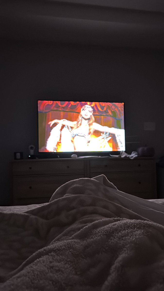 ColtraneLaura's tweet photo. Jammin while this mama cosleeps! @taylorswift13 @taylornation13 #TSTheLifeofaShowgirl https://t.co/JSuIE1C3Ey