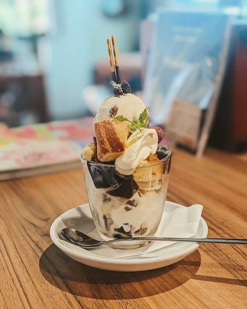 今週末の営業時間は以下の通り、今日明日はランチ営業のみで夜は貸切、日曜日は終日貸切です。明日のランチは久しぶりの週末カフェ営業なので既に混雑が予想されています。ご提供にお時間をいただく場合がありますので予めご了承願います。パンプキンパフェはもちろん、ラムレーズンパフェもあります！