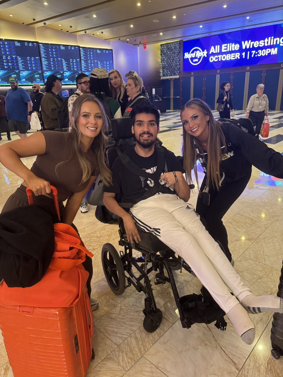 mike200066's tweet image. Thank you for the pic @harleycameron_ and @annajay___ for the pic #AEWDynamite6YearAnniversary