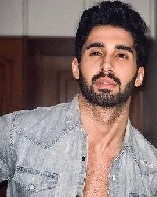 SonuKum00171039's tweet image. #Sreeleela replaces #JanhviKapoor in #Dostana2

#VikrantMassey and #Lakshya to play the main male leads.✅
