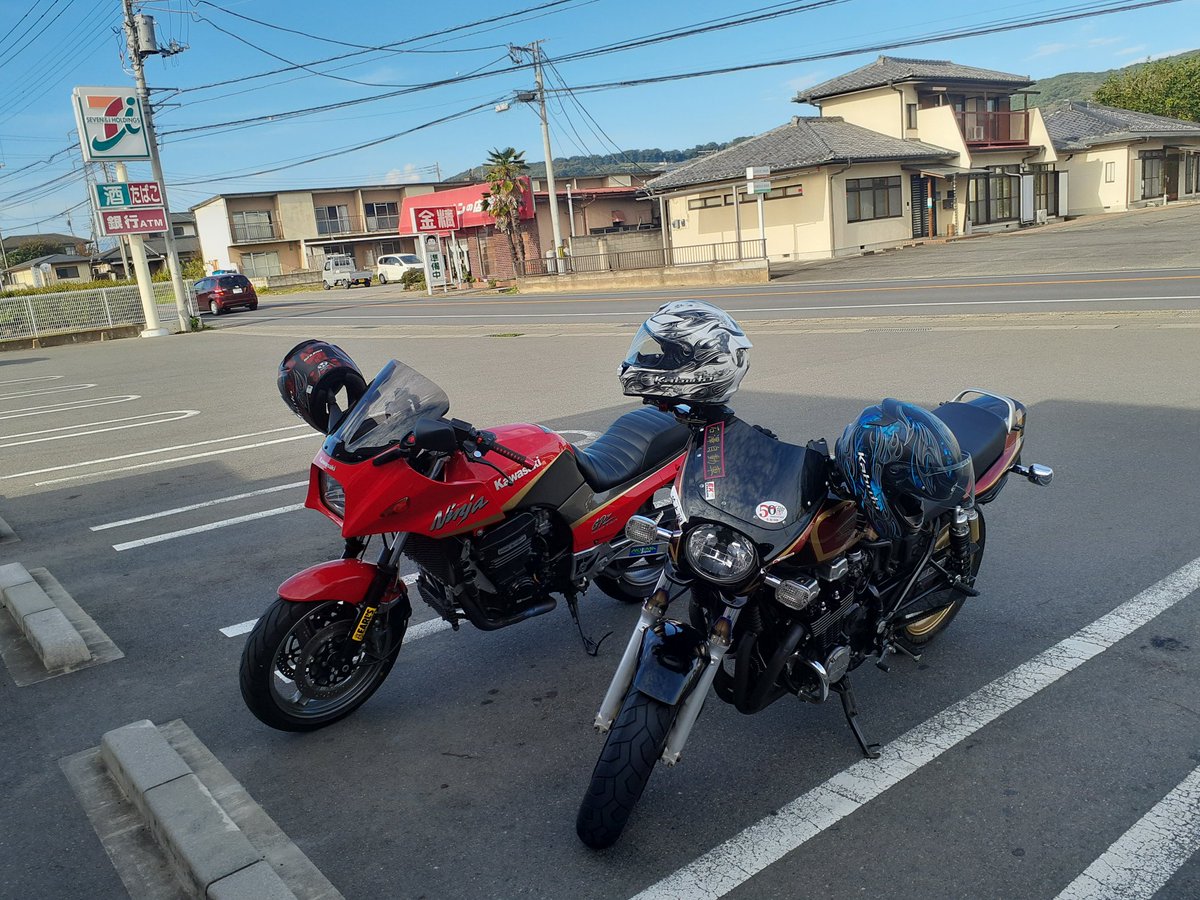 mebiusring666's tweet photo. 名前◆MEBIUS(まだお)

性別◆♀

年齢◆４０代

生息◆群馬県

愛車◆CB750Ｆ/ZZR1100C/他15台

一言◇国産から外車までバイクを集めて並べとくのが趣味です。
宜しくお願いいたします。

#バイク乗りとして軽く自己紹介
#ZZR1100
#CB1100
#CB750Ｆ
#CB400SB
#バルカン1500 https://t.co/uLPOtR62zN
