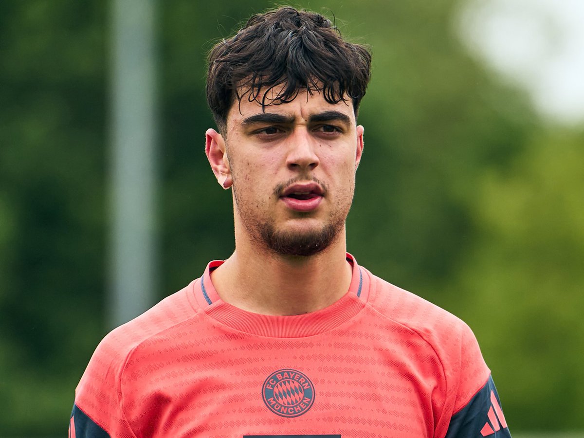 gianboni14's tweet photo. INFORMACIÓN ℹ️ 
Según medios españoles 🇪🇸, Aleksander Pavlovic, joven del Bayern Múnich de 21 años, atrae interés del Manchester City como posible relevo de Rodri, aunque el alemán no planea salir y el club bávaro no facilita transferencias a rivales directos.
#Rumor #RMCF https://t.co/rEWKd7sT9p
