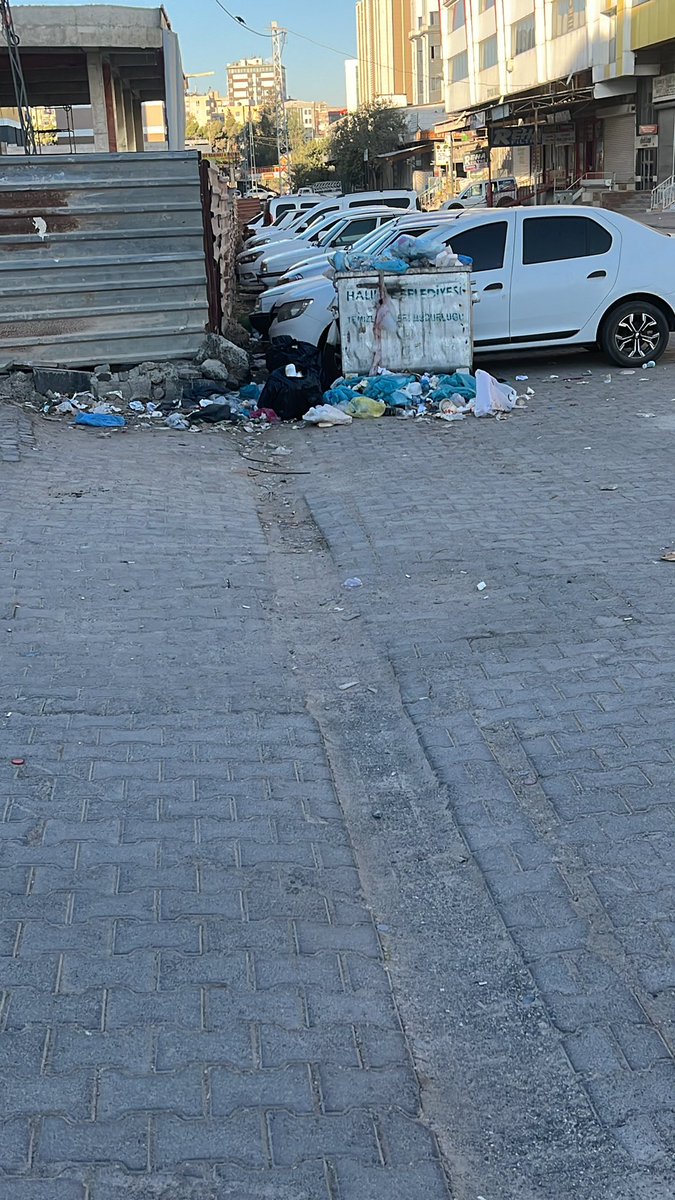 mer_dandan's tweet photo. @haliliye_bld Merhaba iyi günler dün yaptığımı yoruma istinaden gelip alacaklardı çöpüve hala gelen yok. @mcanpolatnet @sanliurfabld https://t.co/9dMXmHfMEZ