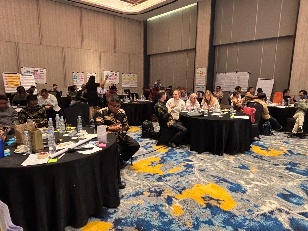 Fishers, academics, officials &amp; NGOs discuss ways to ⬇️abandoned fishing nets.🇦🇺🇮🇩🇵🇬🇹🇱 working together through @programAtsea to address this shared challenge. Pleased to see participants from Maluku, Papua Selatan and Papua Tengah provinces. Thanks to🇦🇺’s @dcceew for the support